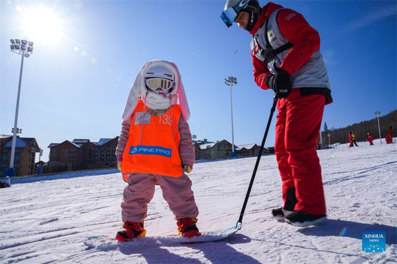 Les enfants s'amusent dans une station de ski du Jilin