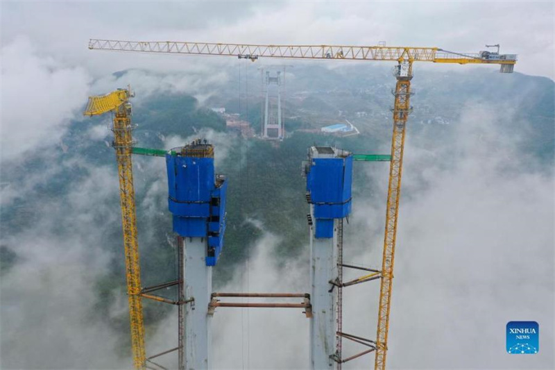 La tour principale du grand pont de la rivière Tongzi dans le Guizhou a reçu son toit