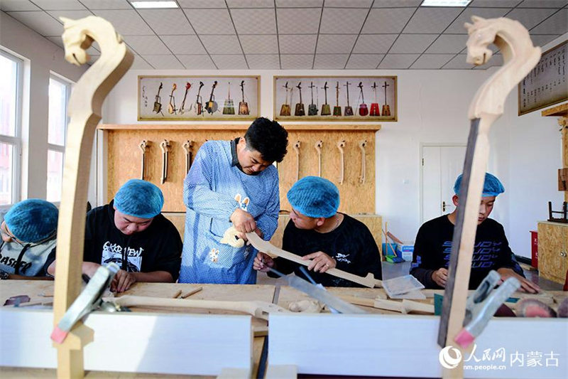 La fabrication d'instruments de musique, une nouvelle voie pour le développement de l'enseignement professionnel en Mongolie intérieure