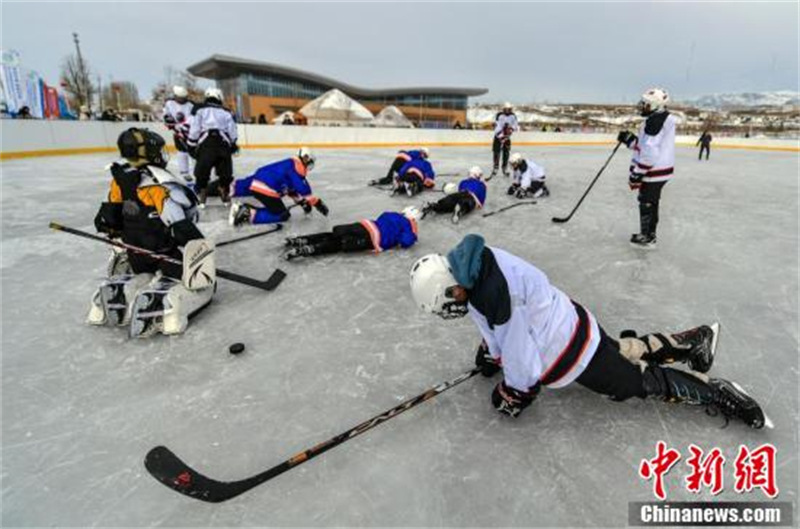 Xinjiang : les jeunes joueurs de hockey courent sur la glace