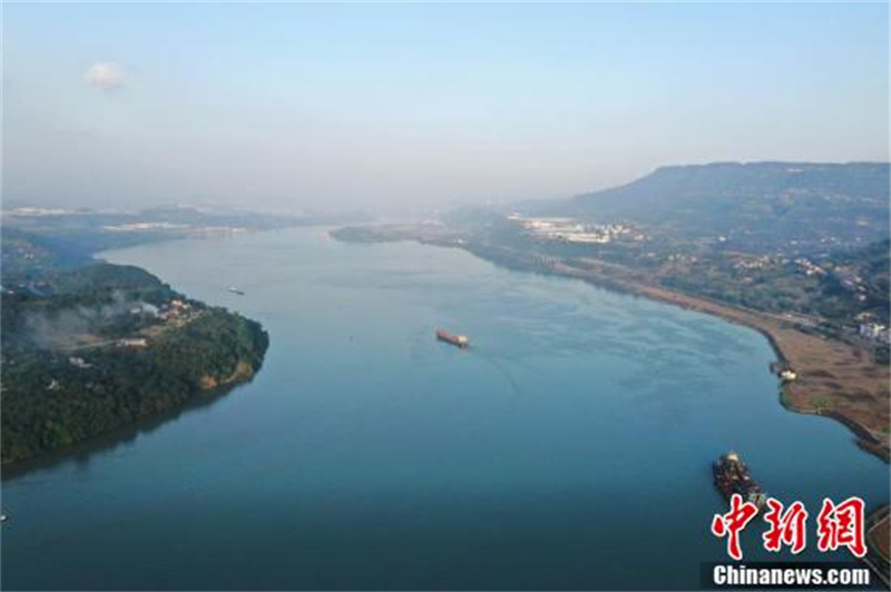 Une vue aérienne de la ville le long de la rivière. (Yang Xiaoyong/China News Service)