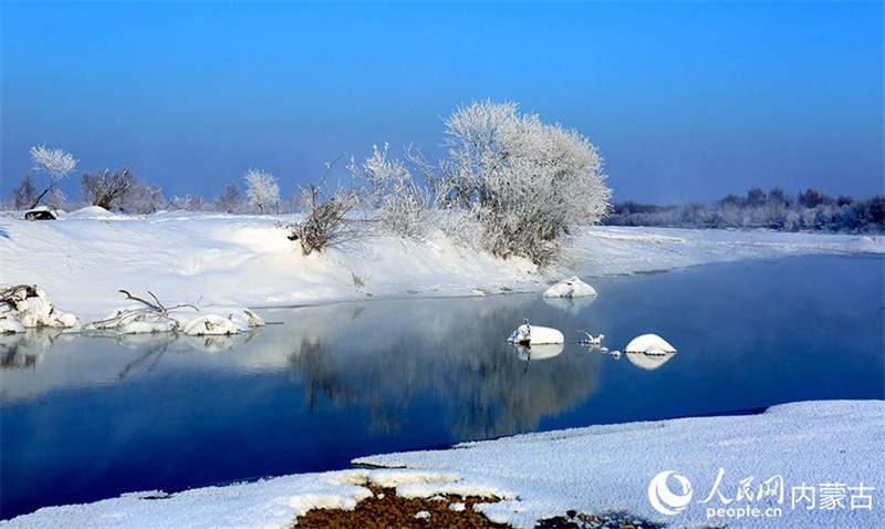 En hiver, à Hulunbuir, dans la région autonome de Mongolie intérieure (nord de la Chine), la température peut descendre jusqu'à -40 ° C, où l'eau se transforme facilement en glace. (Jiang Xiwu / le Quotidien du Peuple en ligne)
