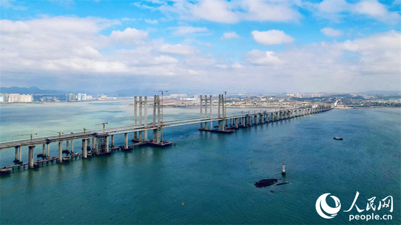 Achèvement du premier pont transocéanique de chemin de fer à grande vitesse de Chine
