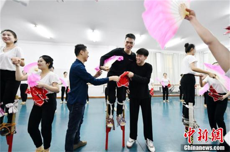 Des artistes folkloriques de Changchun sont entrés dans les universités pour apprendre aux étudiants à monter sur des échasses
