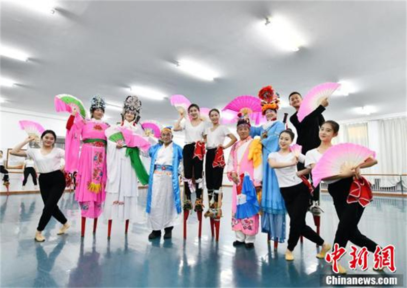 Des artistes folkloriques de Changchun sont entrés dans les universités pour apprendre aux étudiants à monter sur des échasses