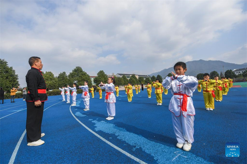 Zhejiang : les cours d'arts martiaux font entrer le patrimoine culturel immatériel dans une école rurale