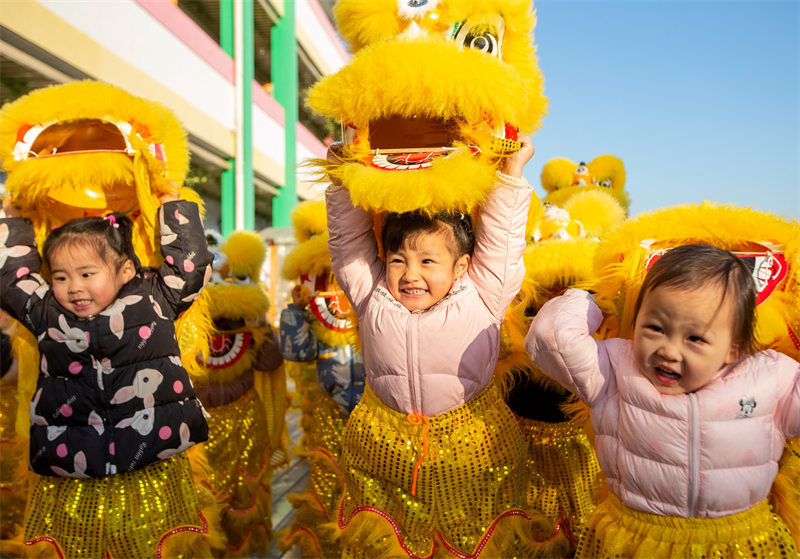 Des enfants de la maternelle de Qiuhu, dans le comté de Duntou, à Hai'an, dans la province du Jiangsu (est de la Chine), pratiquent la danse traditionnelle du lion, le 2 décembre 2021. (Zhai Huiyong/Pic.people.com.cn)