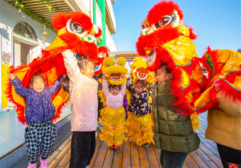 Jiangsu : des enfants de maternelle s'amusent en pratiquant la danse du lion
