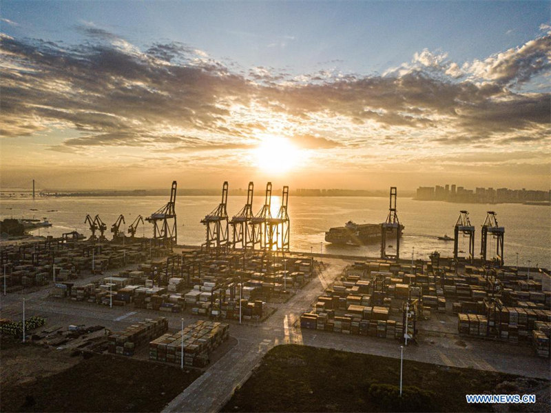Chine : lever du soleil sur le port international de conteneurs Yangpu à Hainan