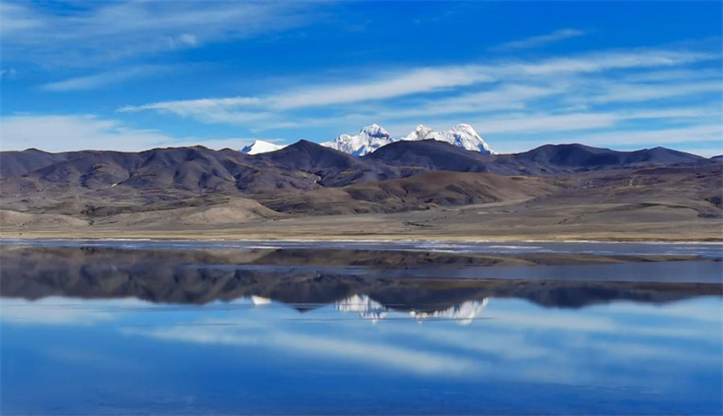 Photo prise le 4 décembre 2021 avec un téléphone portable du lac Zhegu en hiver dans la ville de Shannan, dans la région autonome du Tibet, dans le sud-ouest de la Chine. (Photo : Shen Hongbing)