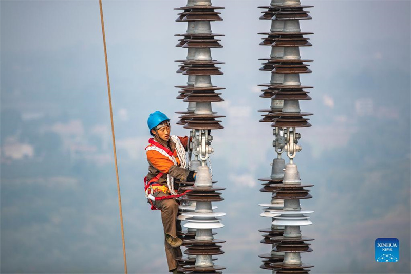 Des « Spider-Men » travaillent pour un projet de transmission d'électricité à Chongqing