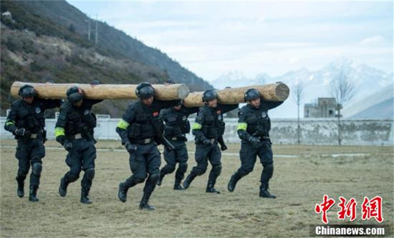 L'équipe de policiers spéciaux chinois « Loups des neiges » sur le plateau enneigé du Tibet