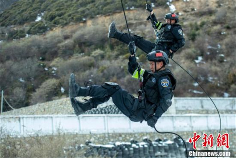 L'équipe de policiers spéciaux chinois « Loups des neiges » sur le plateau enneigé du Tibet