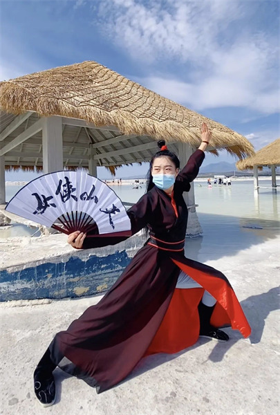 Une jeune femme promeut le tourisme au Xinjiang à travers de courtes vidéos présentant des arts martiaux