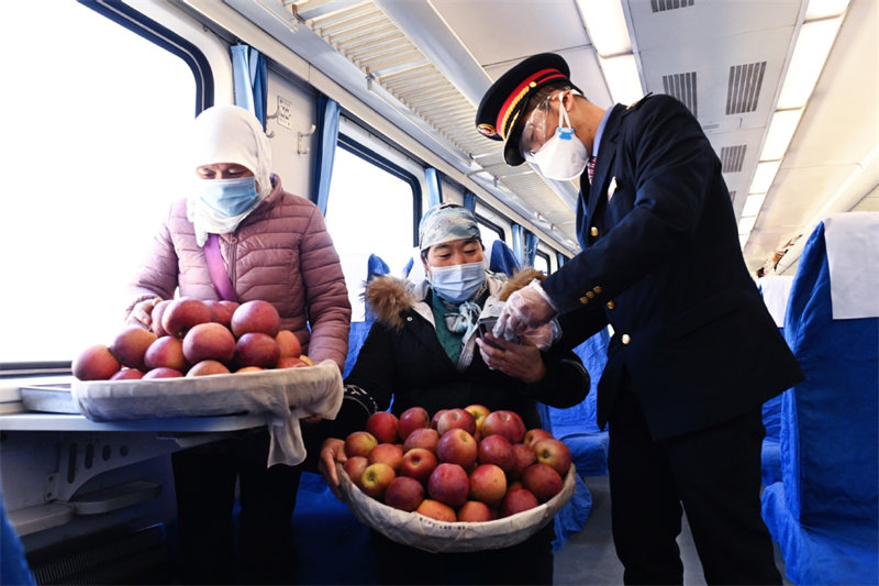 Un train de pommes apporte la prospérité aux agriculteurs du Yunnan