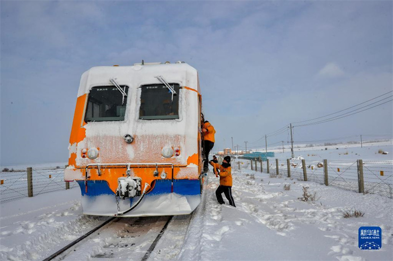 Xinjiang : dans la neige et le vent, la souffleuse à neige améliorée sort en force