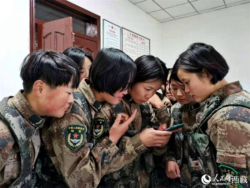 Des femmes soldats réalisent leur premier saut en parachute au Tibet