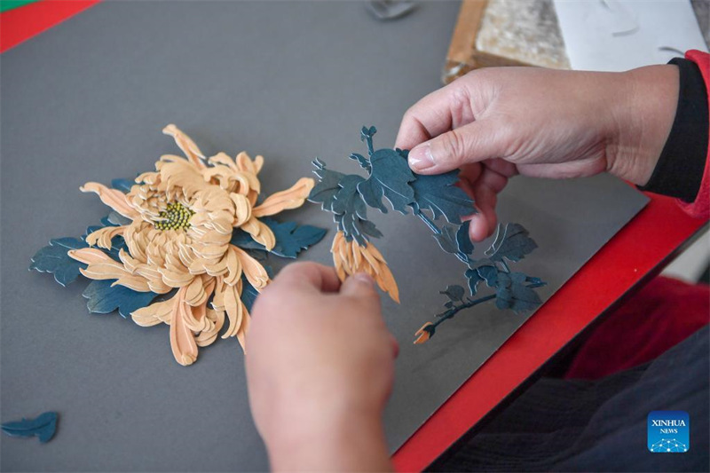 Jilin : un artiste folklorique raconte des histoires chinoises avec du papier découpé
