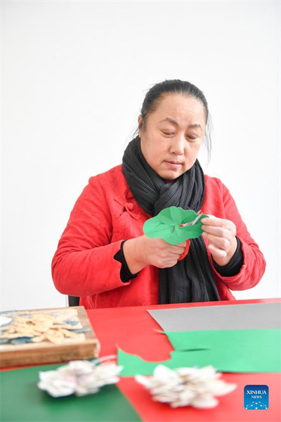 Jilin : un artiste folklorique raconte des histoires chinoises avec du papier découpé