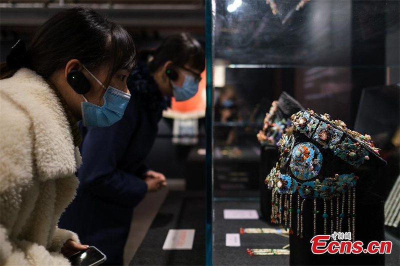 Une exposition de costumes traditionnels attire les visiteurs à Chongqing