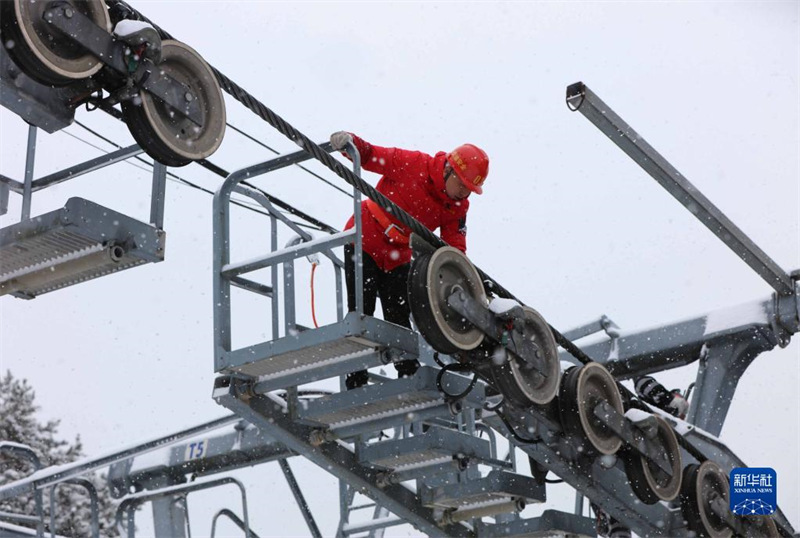 Une inspection de téléphérique à haute altitude sous la neige et la glace à Zhangjiajie