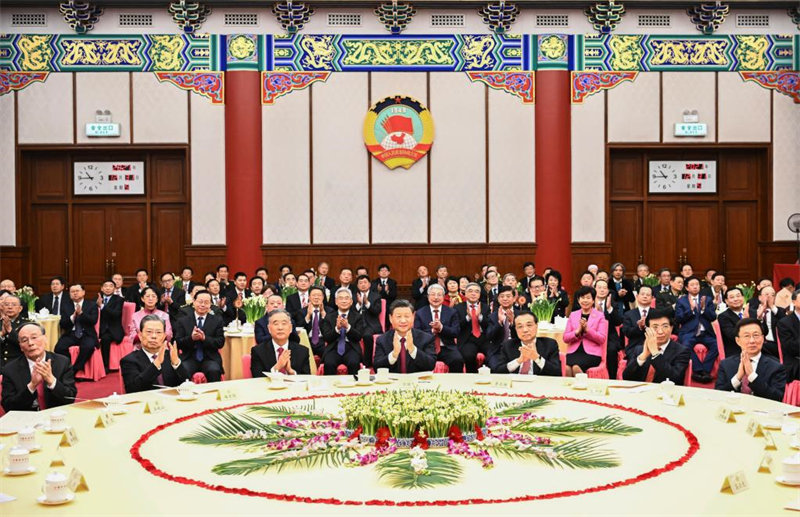 Xi Jinping prononce un discours lors d'un rassemblement de l'organe consultatif politique suprême chinois pour le Nouvel An 2022