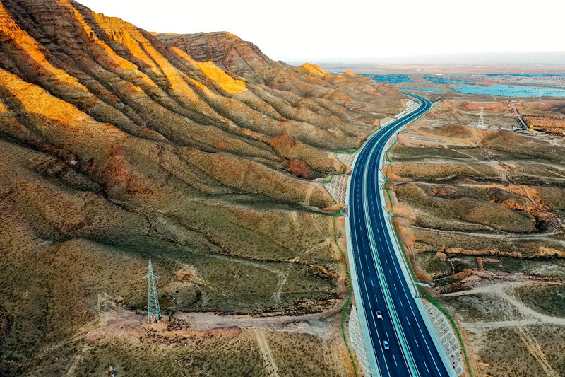La première autoroute du désert de la région autonome du Ningxia ouverte à la circulation