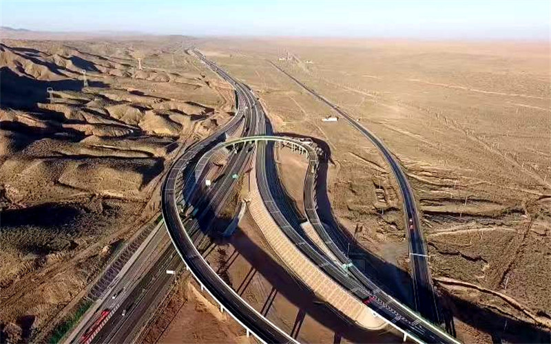 La première autoroute du désert de la région autonome du Ningxia ouverte à la circulation