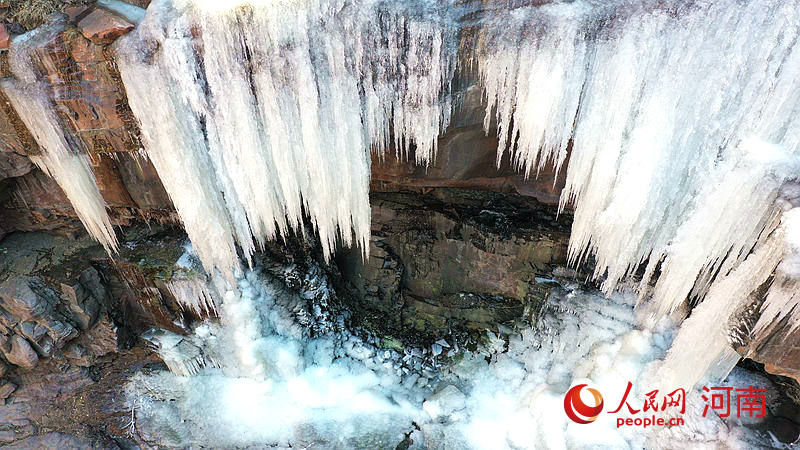 Henan ：des cascades de glace du canyon apparaissent dans le mont Fuxi
