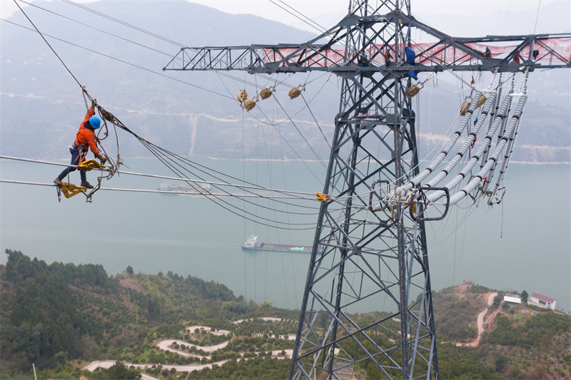 Hubei : la construction de la ligne électrique à ultra haute tension Baihetan-Jiangsu se poursuit