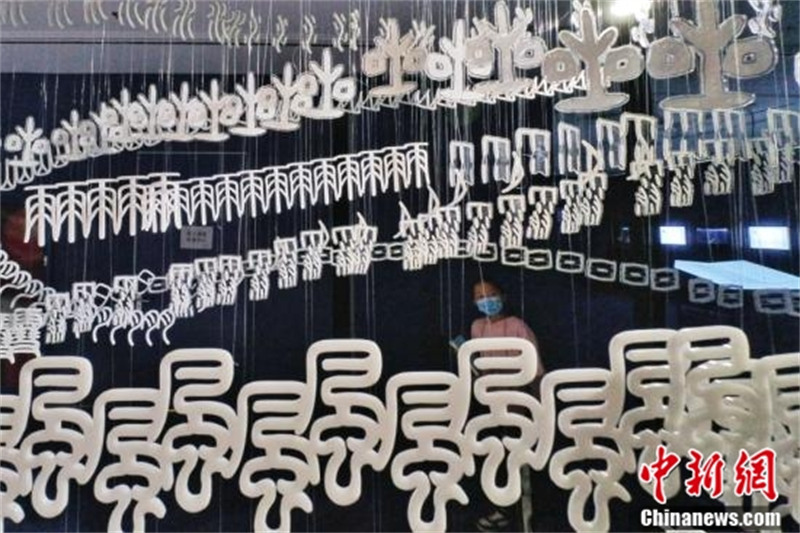 Des visiteurs découvrent l'évolution de l'écriture dans une exposition d'écriture ossécaille à Tianjin