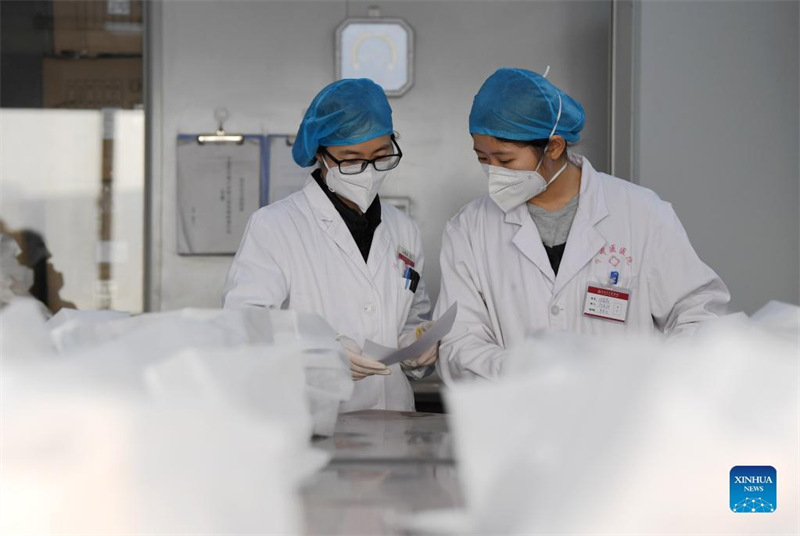 Xi'an fournit des décoctions de MTC pour aider à contrôler le récent pic d'infections à la COVID-19