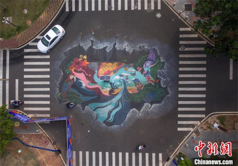 Une peinture 3D « Bonjour, la forêt tropicale humide » dévoilée sur le campus de l'Université de Hainan