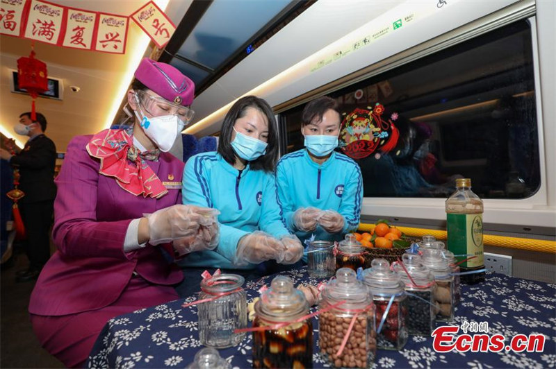 Des passagers célèbrent le Festival Laba à bord d'un train à grande vitesse