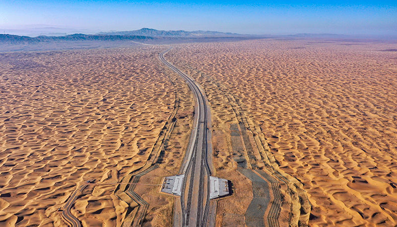 Ouverture de la première autoroute à travers le désert de Tengger, dans le nord-ouest de la Chine