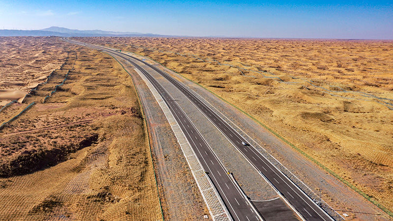 Ouverture de la première autoroute à travers le désert de Tengger, dans le nord-ouest de la Chine