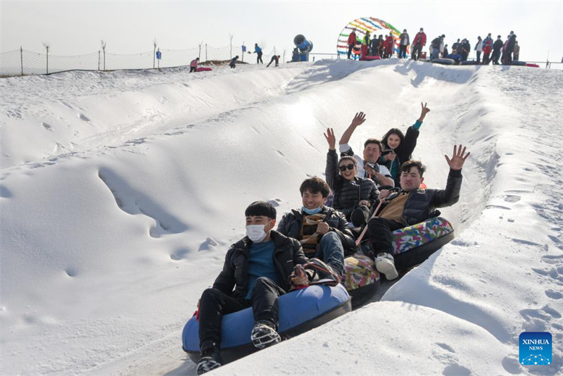 Une station de ski dans le désert alimente la passion des gens pour les sports d'hiver dans le Xinjiang