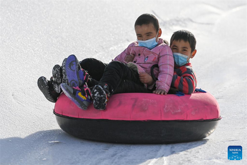 Une station de ski dans le désert alimente la passion des gens pour les sports d'hiver dans le Xinjiang