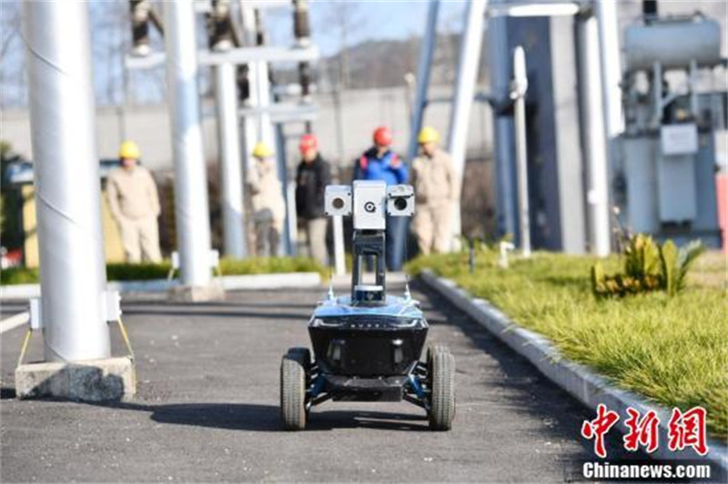 Un robot intelligent fait la navette entre les équipements de la sous-station de Puti. (Zhang Lang/China News Service)