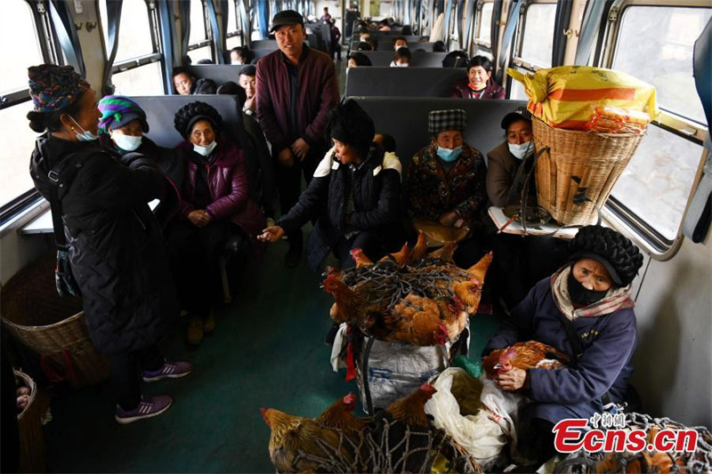 Des trains à basse vitesse traversent des montagnes de la province du Sichuan