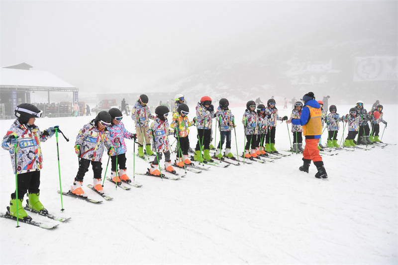Une « classe de glace et de neige » d'une école primaire d'un village de montagne de l'est de la Chine