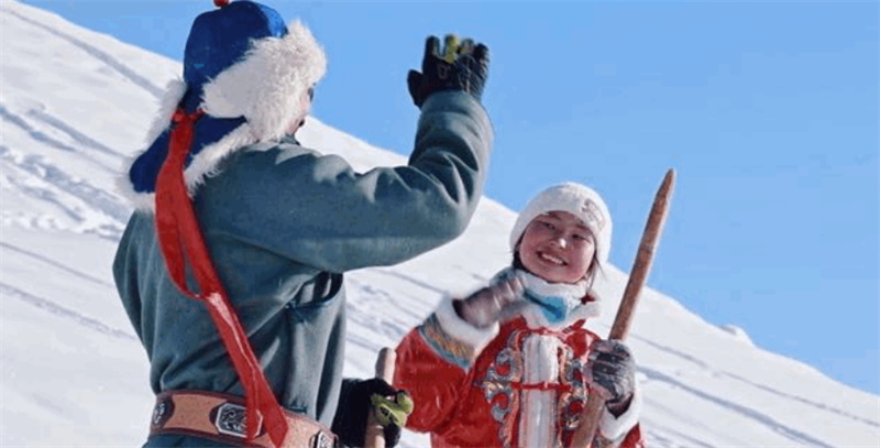 Xinjiang : une jeune fille de 13 ans d'Altay et sa station de ski sauvage