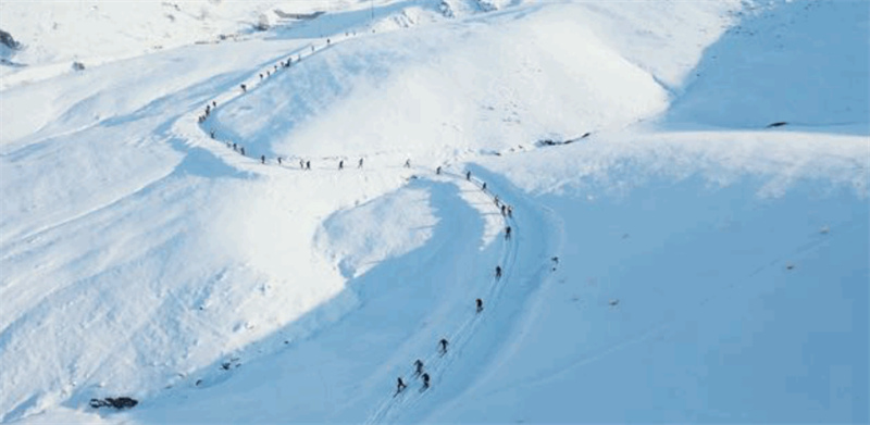 Xinjiang : une jeune fille de 13 ans d'Altay et sa station de ski sauvage