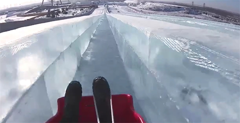 Découvrez le super toboggan de glace de 423 mètres de long de Harbin