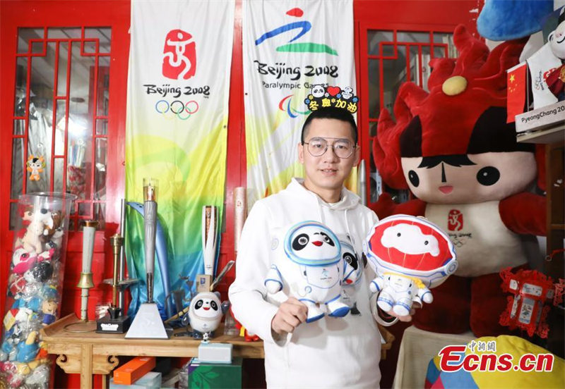 Photo prise le 12 janvier 2022 montrant la mascotte des Jeux olympiques d'hiver Bing Dwen Dwen et la mascotte des Jeux paralympiques d'hiver Shuey Rhon Rhon portant des combinaisons spatiales recueillies dans la maison de Zhang Wenquan à Beijing. (Zhao Juan / China News Service)