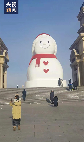 Comment est fait le bonhomme de neige géant de Harbin, envié par les internautes ?