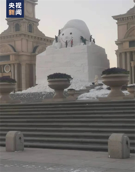 Comment est fait le bonhomme de neige géant de Harbin, envié par les internautes ?
