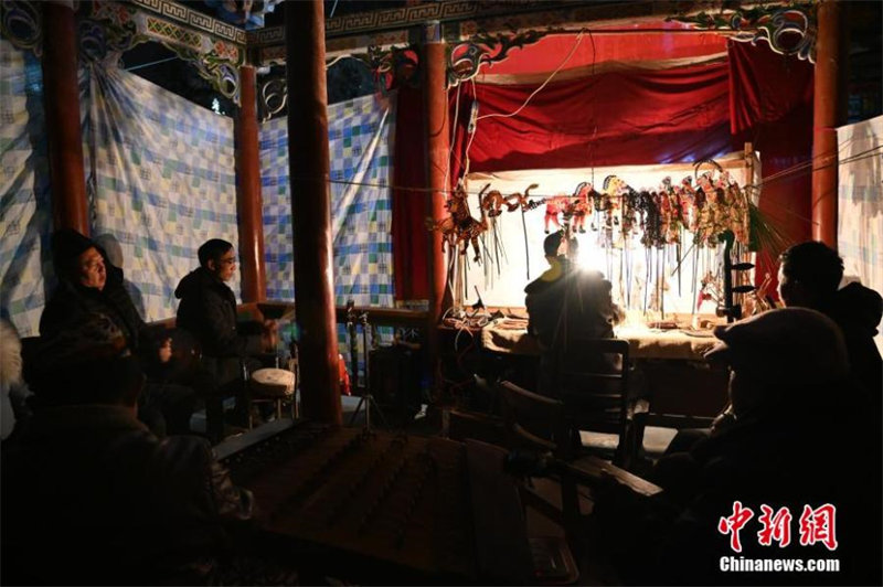 Le Nouvel An chinois derrière le spectacle de théâtre d'ombres chinoises du Gansu