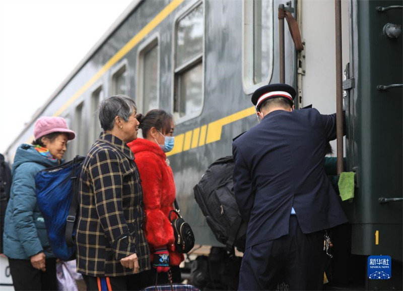 Une foire du Nouvel An chinois dans un train lent