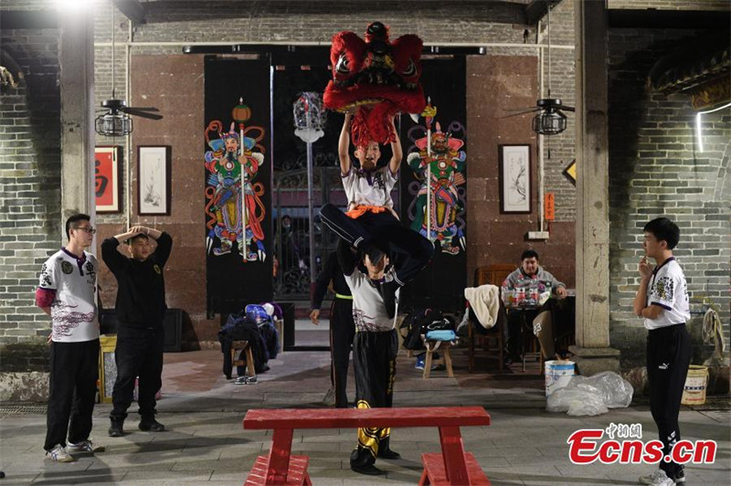 Des artiste de la danse du lion s'entraînent au temple de Sugong, dans le district de Qingchuan de la ville de Guangzhou, capitale de la province du Guangdong (sud de la Chine), le 18 janvier 2022. (Chen Chuhong/China News Service)